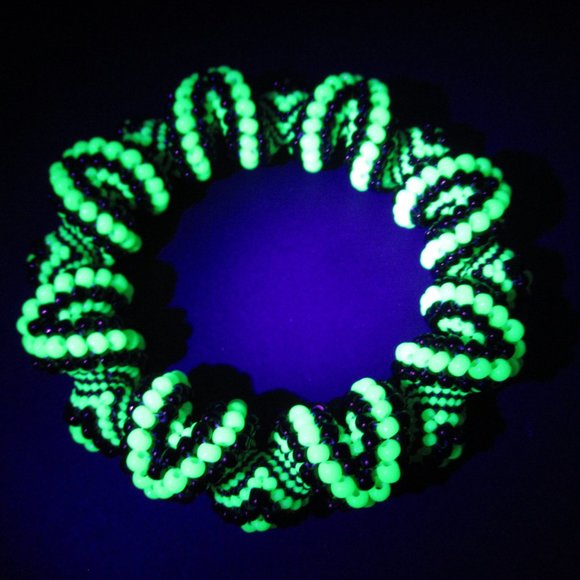 Uranium glass Beadwoven Cellini Bangle - Picture 2 of 14